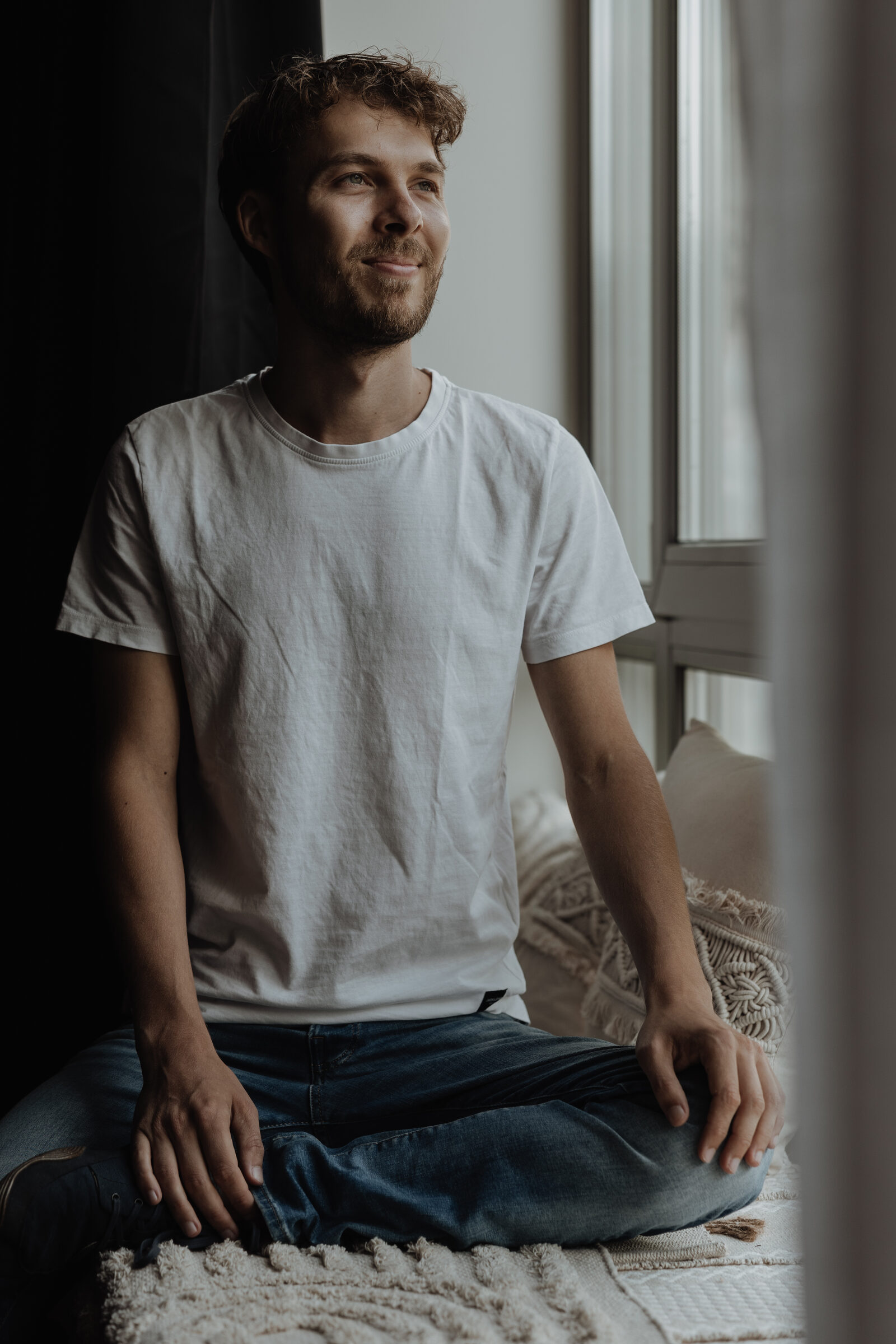 Heinz Schiebel sitzt am Fenster, den Blick nach draußen gerichtet.