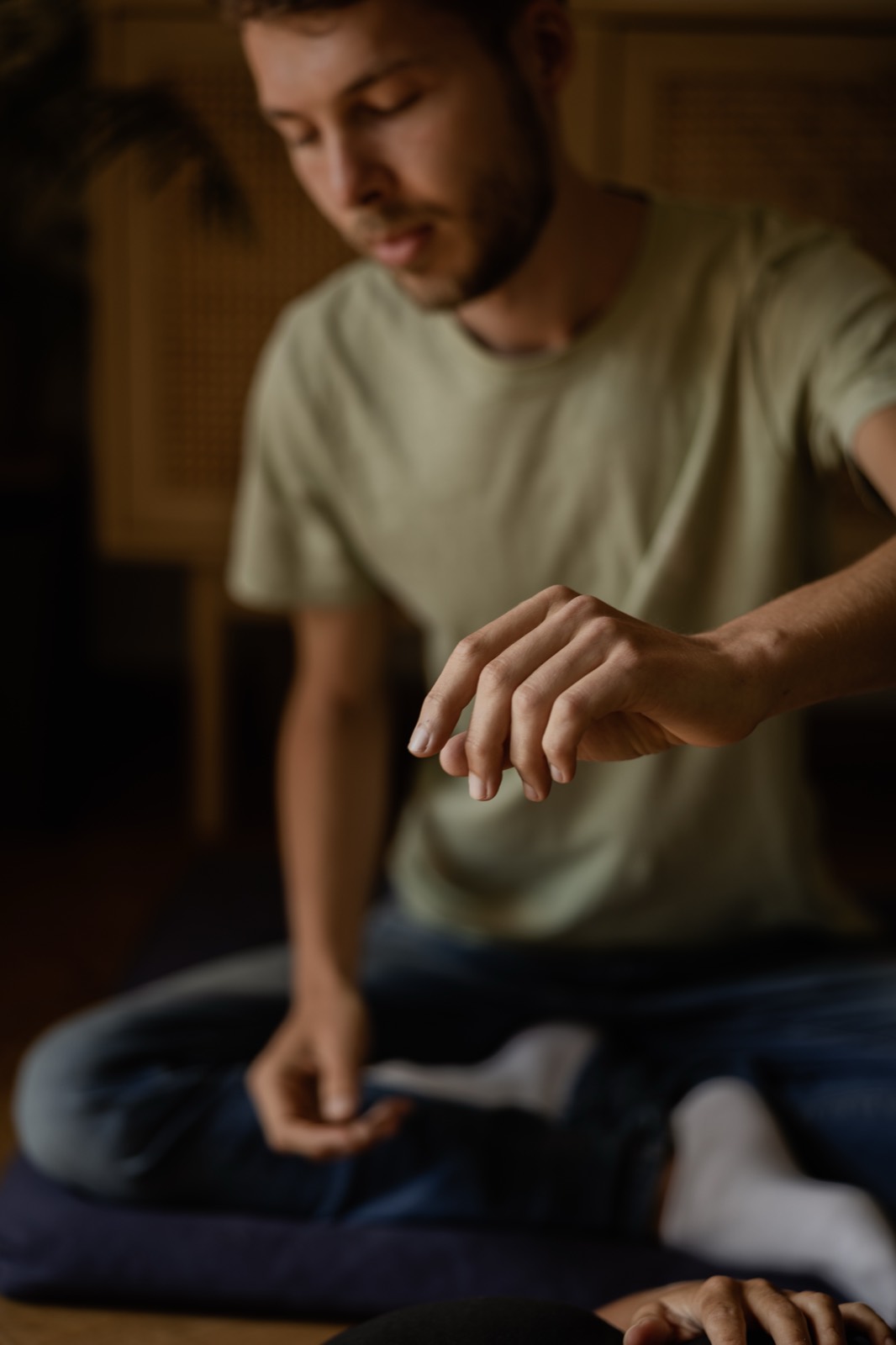 Heinz' hands in a calm gesture, close-up in warm light.