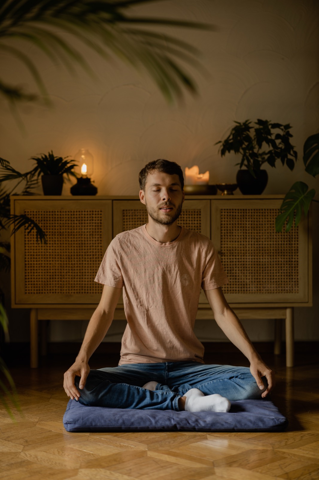 Heinz Schiebel, still sitzend in Meditation.