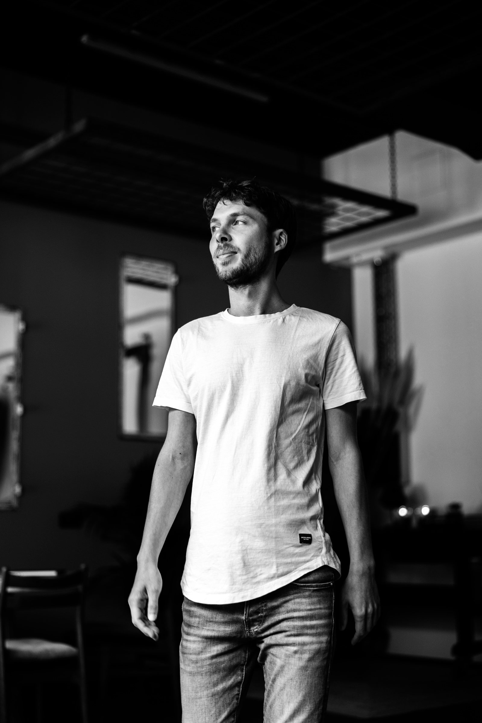 Heinz Schiebel steht in seinem Studio, der Blick aus dem Bild