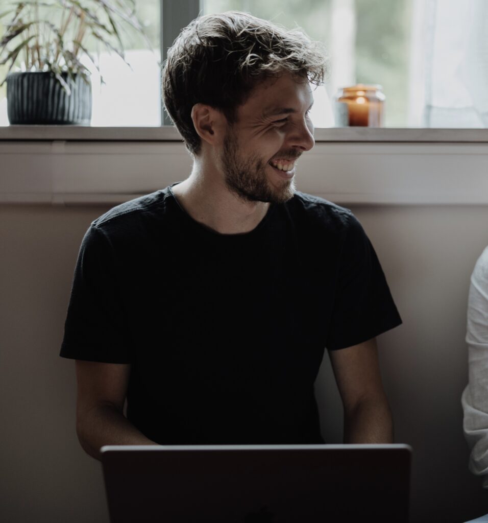 Heinz freudvoll am Präsentieren neuer Designs