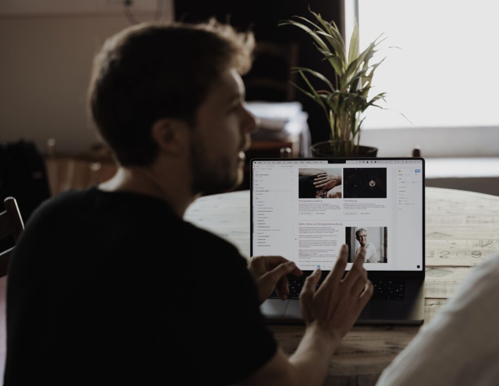 Heinz zeigt seine Arbeit stolz her